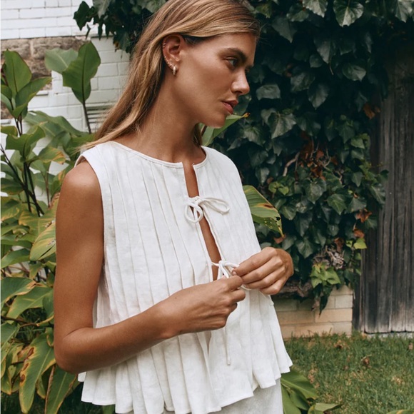 VRG GRL Cream Tie-Back Pleated Sleeveless Blouse - Picture 4 of 4